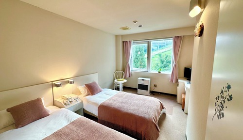 Habitación básica con 1 cama doble o 2 individuales