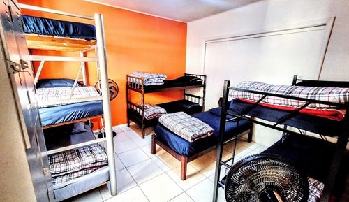Dormitorio compartido, solo para hombres