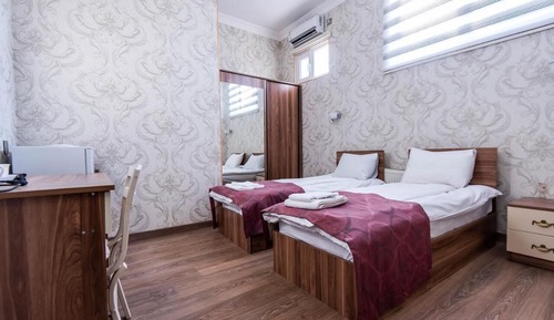 Habitación básica con 2 camas individuales