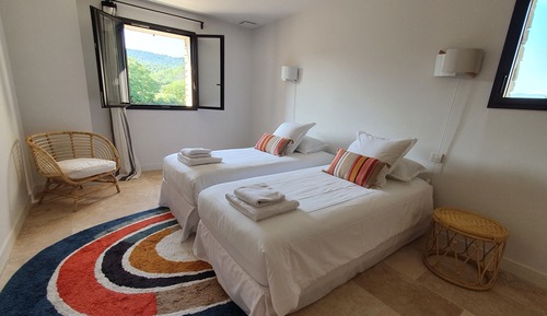 Habitación superior con 1 cama doble o 2 individuales