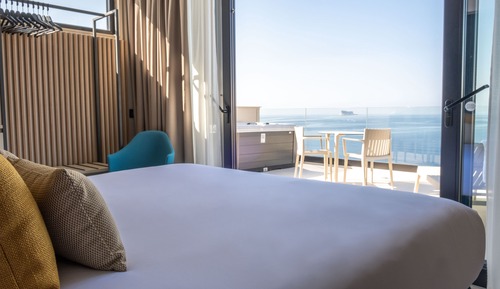 Suite, bañera de hidromasaje, vistas al mar
