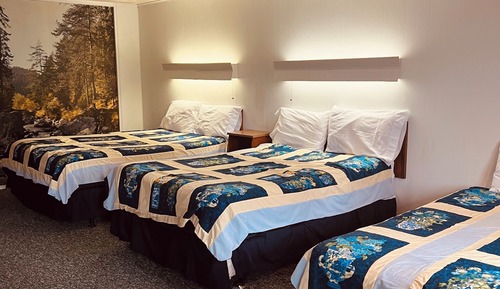 Habitación triple Deluxe, varias camas, frigorífico y microondas