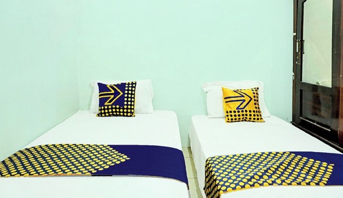 Habitación básica con 2 camas individuales