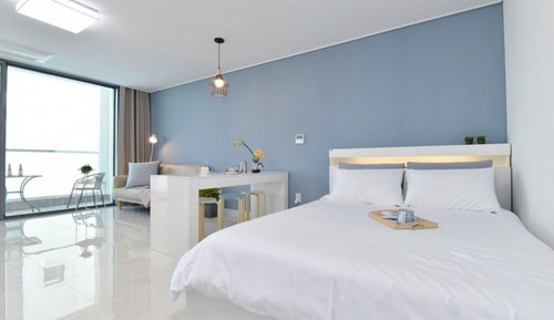 Room (Room 301 (ocean view of the studio))