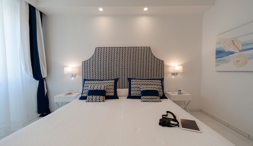 Habitación ejecutiva con 1 cama doble o 2 individuales, vistas parciales al mar