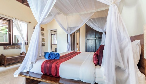 4 Bedrooms, Separate Entrances Beachfront Group Stay