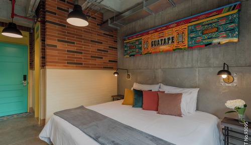 Habitación superior con 1 cama doble o 2 individuales, balcón