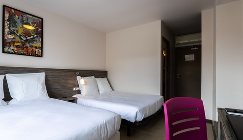 Habitación cuádruple, vistas parciales al mar