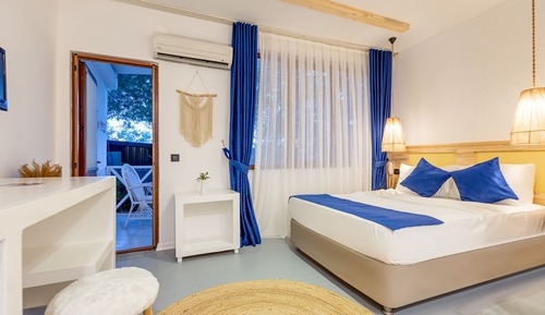 Habitación doble, balcón, vistas parciales al mar