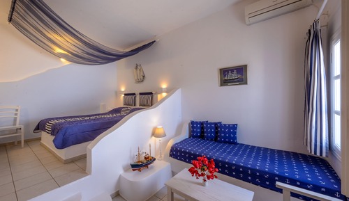 Habitación triple superior, vistas a la piscina