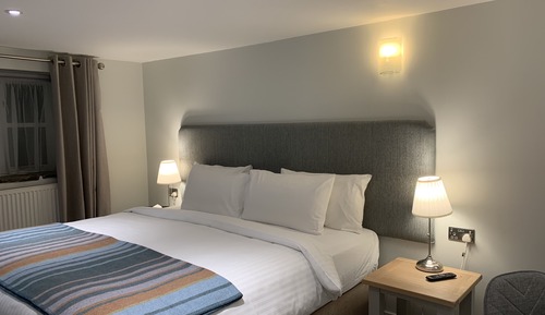 Habitación con 1 cama doble o 2 individuales, baño privado, vistas al patio