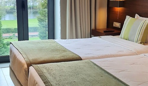 Habitación superior con 1 cama doble o 2 individuales (Single Use)