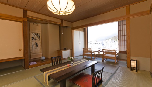 Habitación básica, varias camas