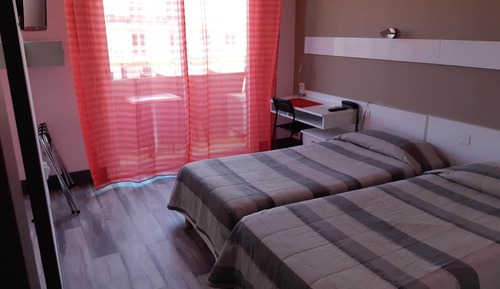 Habitación básica con 2 camas individuales