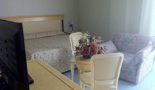 Habitación clásica con 1 cama doble o 2 individuales, balcón