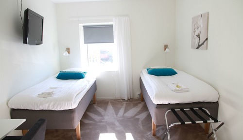 Habitación con 2 camas individuales, baño privado