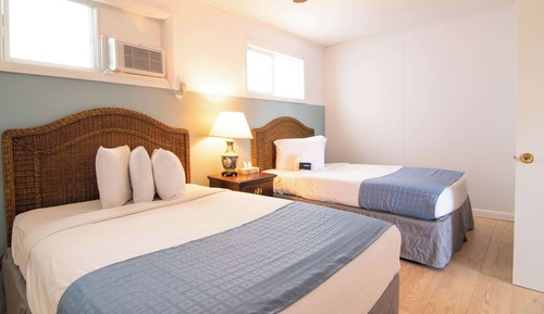 Habitación (Streetside with Living Area)