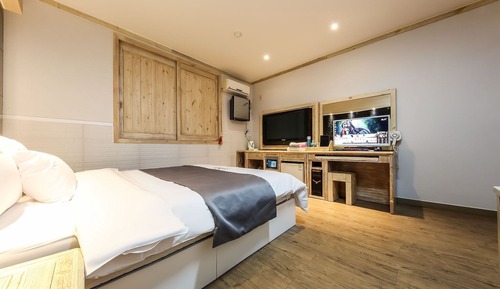 Room (Standard Room (32 Inch Hard PC))