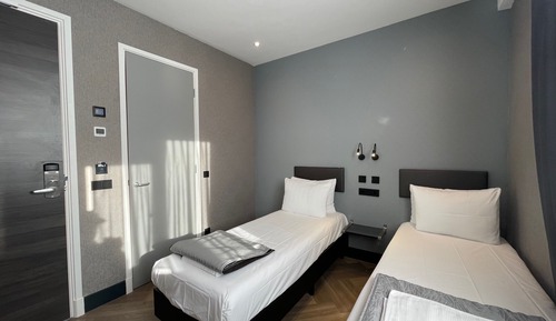 Habitación básica con 2 camas individuales