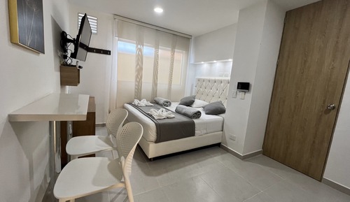 Estudio básico, 1 cama de matrimonio grande, baño privado, en edificio anexo