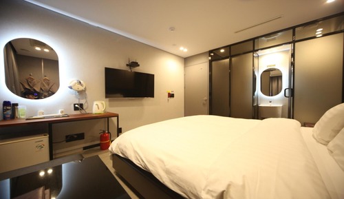 Room (Deluxe (Netflix Available))