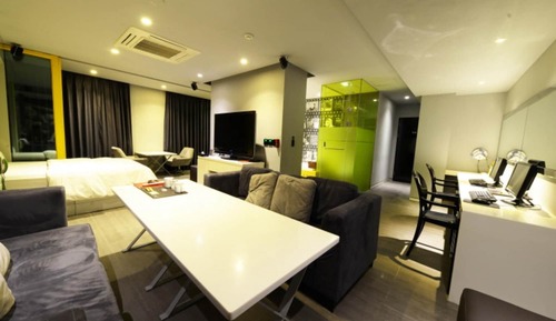 Room (Suite (Netflix available))