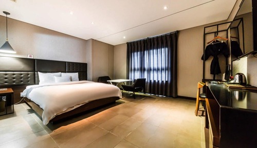 Room (Premier - Random Assignment (2pm chec)