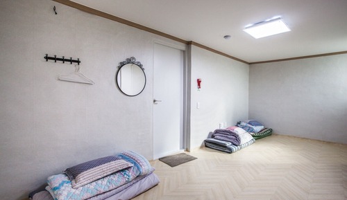 Room (Family Room (Please check with the co)