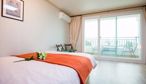 Room (No 301 (3F))