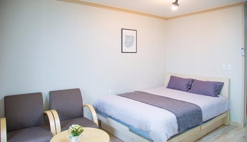 Room (No 203 (2F))