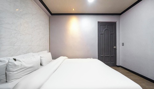 Room (Non-smoking room (air purifier is ava)