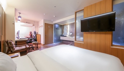 Room (Deluxe Gaming Single PC Room (1 PC Ga)