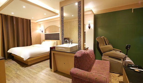 Room (Suite-B)