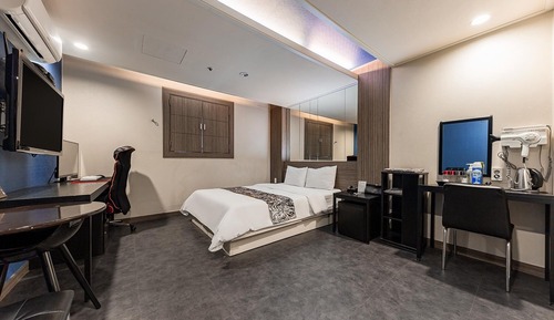 Room (Standard (Netflix available))