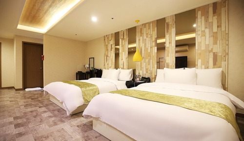 Room (Twin (Netflix))