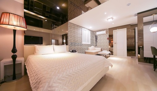 Room (Deluxe-Business Room (Netflix availab)