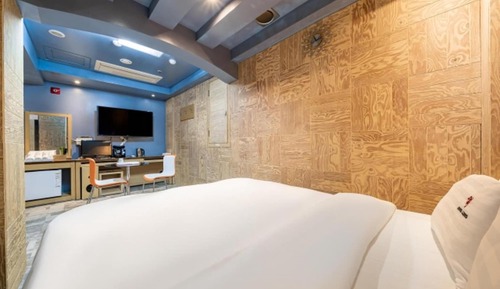 Room (VIP - Walk-in only (Netflix available)
