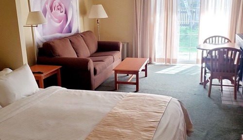 Queen Murphy Patio 1st Floor