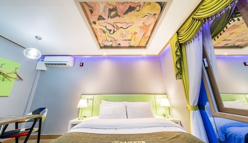 Room (Gold (sky window / bathtub))