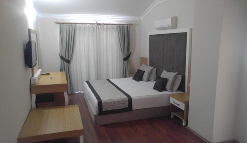 Habitación básica, varias camas, vistas al jardín