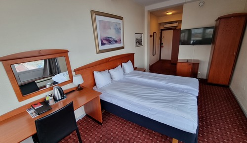 Habitación básica con 2 camas individuales