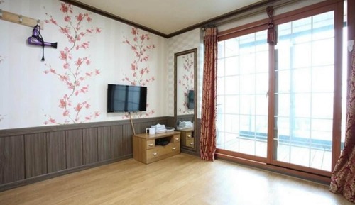 Room (Room 309 (Ondol Room))