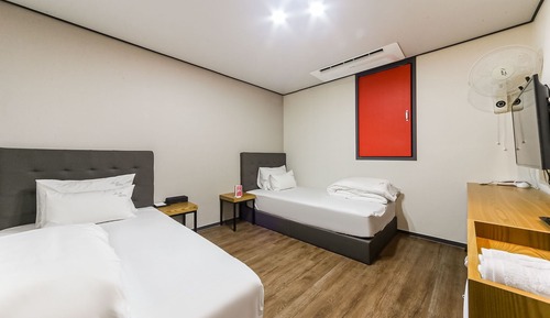 Room (Twin (corona safe room))