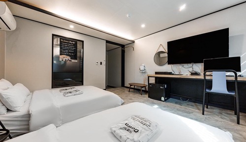 Room (Spacious twin room (single + double))