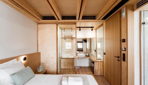 Deluxe Suite, Bath