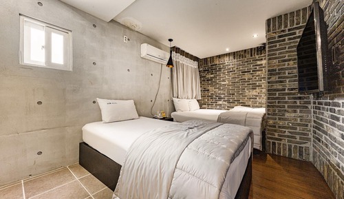 Room (TWIN (Main Building/Annex Building Ra)