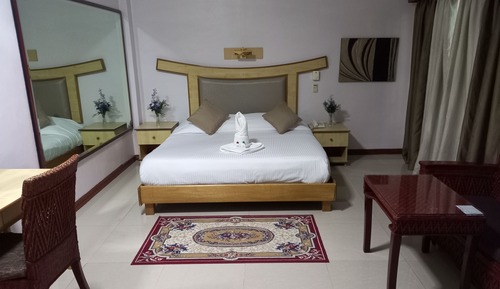 Habitación, bañera de hidromasaje, en la zona del jardín