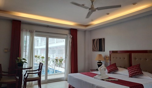 Habitación, acceso a la piscina, junto a la piscina