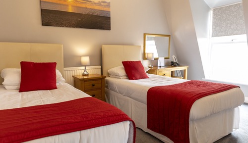 Habitación con 2 camas individuales, baño privado