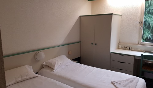Habitación con 2 camas individuales